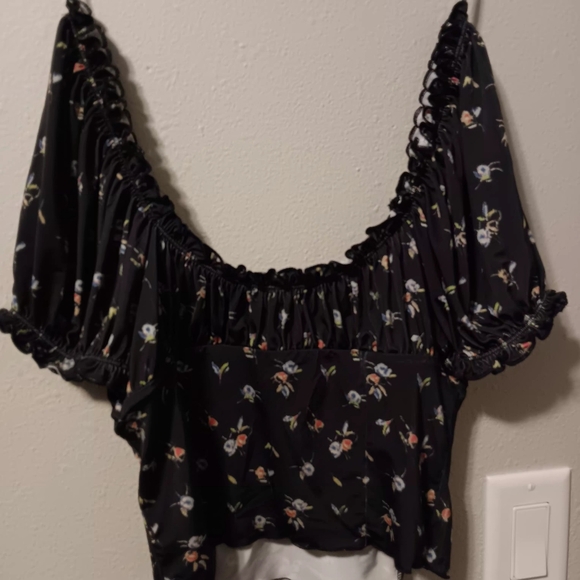 Urban Outfitters Black Floral Off-Shoulder Crop Blouse - Picture 4 of 11
